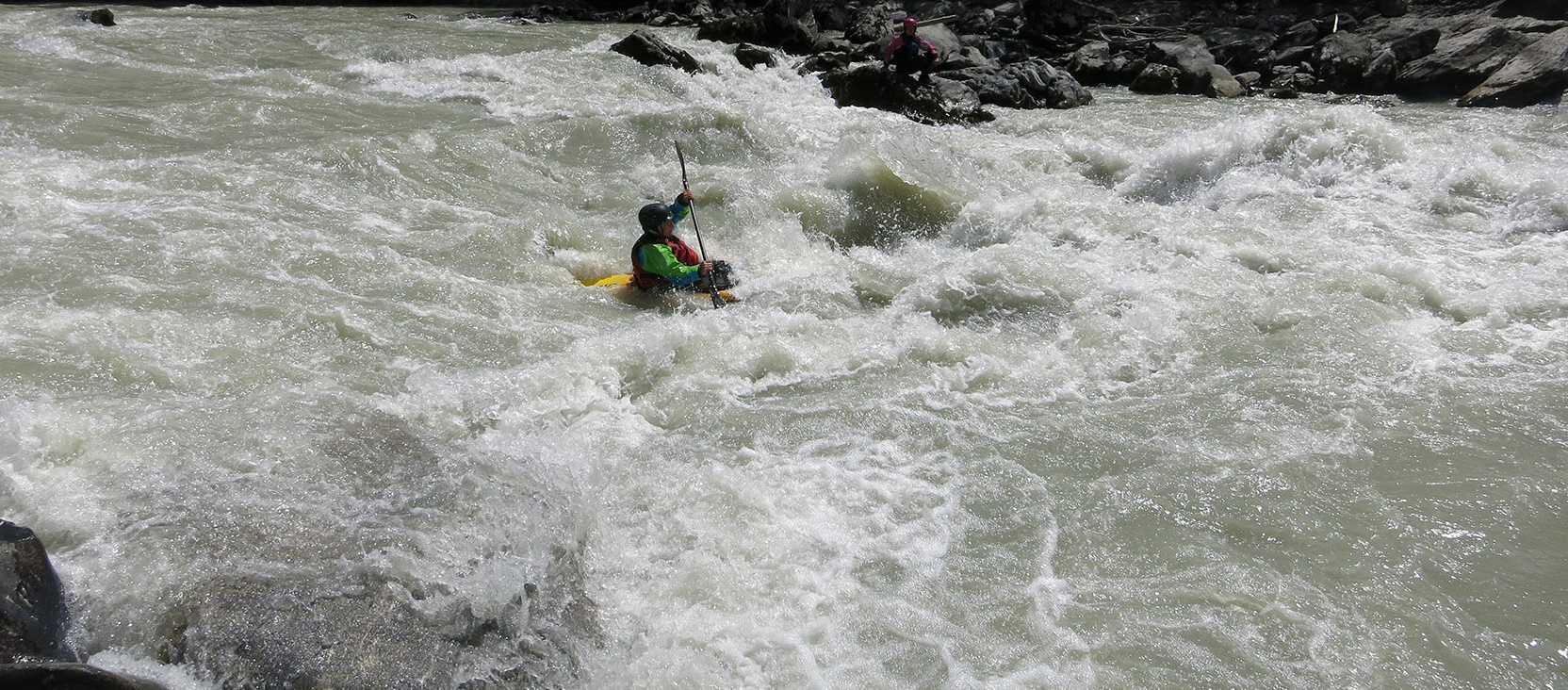 im Wildwasser mit Kanu Laiz