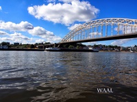 Brücke über die Waal
