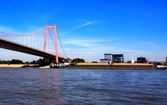 Brücke über der Waal