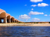 Brücke über niederländischem Rhein