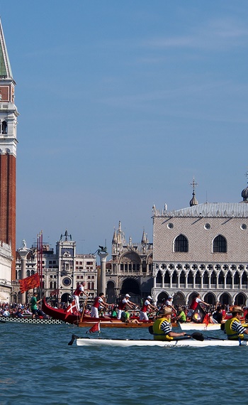 Die Vogalonga in der Lagune von Venedig